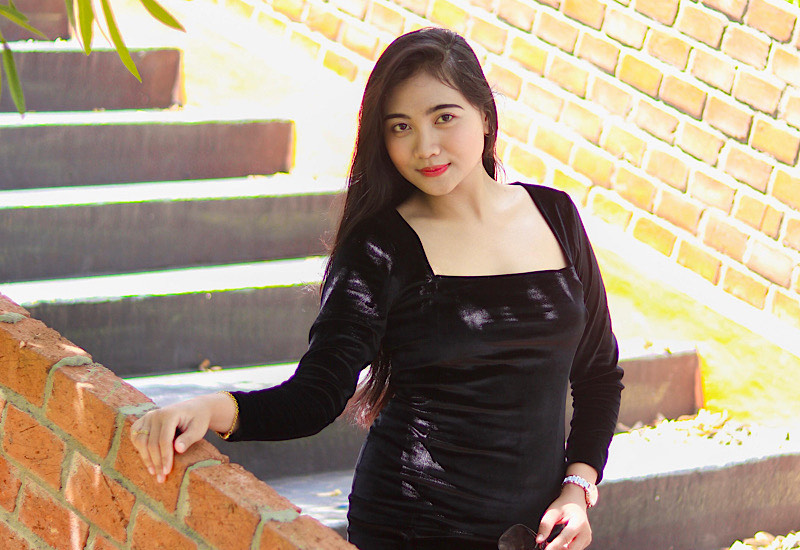  Bergaun Pekat, Model Cantik Fegi Kusuma Nikmati Langit Kopi Kemiling Bandar Lampung