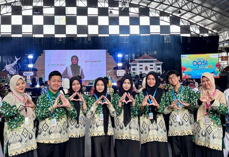  Dari Riset hingga Air Mata Bahagia, Perjalanan Dua Peneliti Muda SMP Islam Az-Zahra di OPSI 2025
