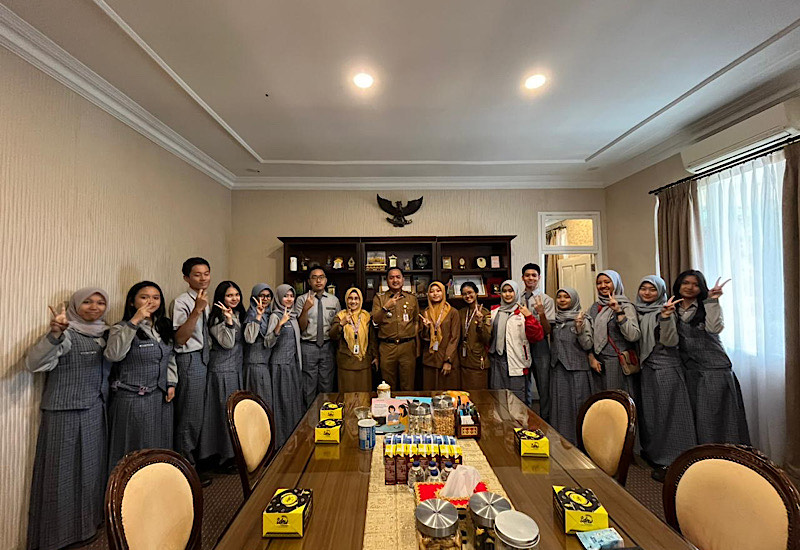  Thomas Amirico Terima Kepala SMAN 2 Bandar Lampung, Puji Banyak Prestasi Siswa Smanda
