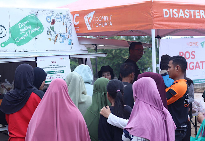  Terjang Sisa Banjir dan Lumpur, Mobil Dapur Keliling Dompet Dhuafa Salurkan Makanan Siap Saji untuk Penyintas Bencana