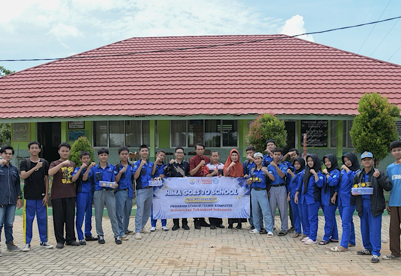  Mahasiswa Teknik Komputer Universitas Teknokrat Indonesia “IoT Fun Learning” di SMKN 1 Tegineneng