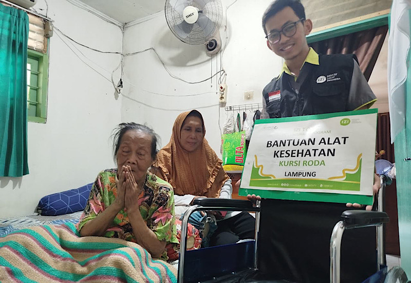  IZI Lampung Salurkan Kursi Roda Bagi Fatimah