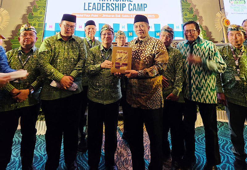  Rektor Universitas Teknokrat Indonesia Nasrullah Yusuf Serahkan Wastra Aksara Karya Mahasiswa ke Menteri Koperasi Ferry Juliantono