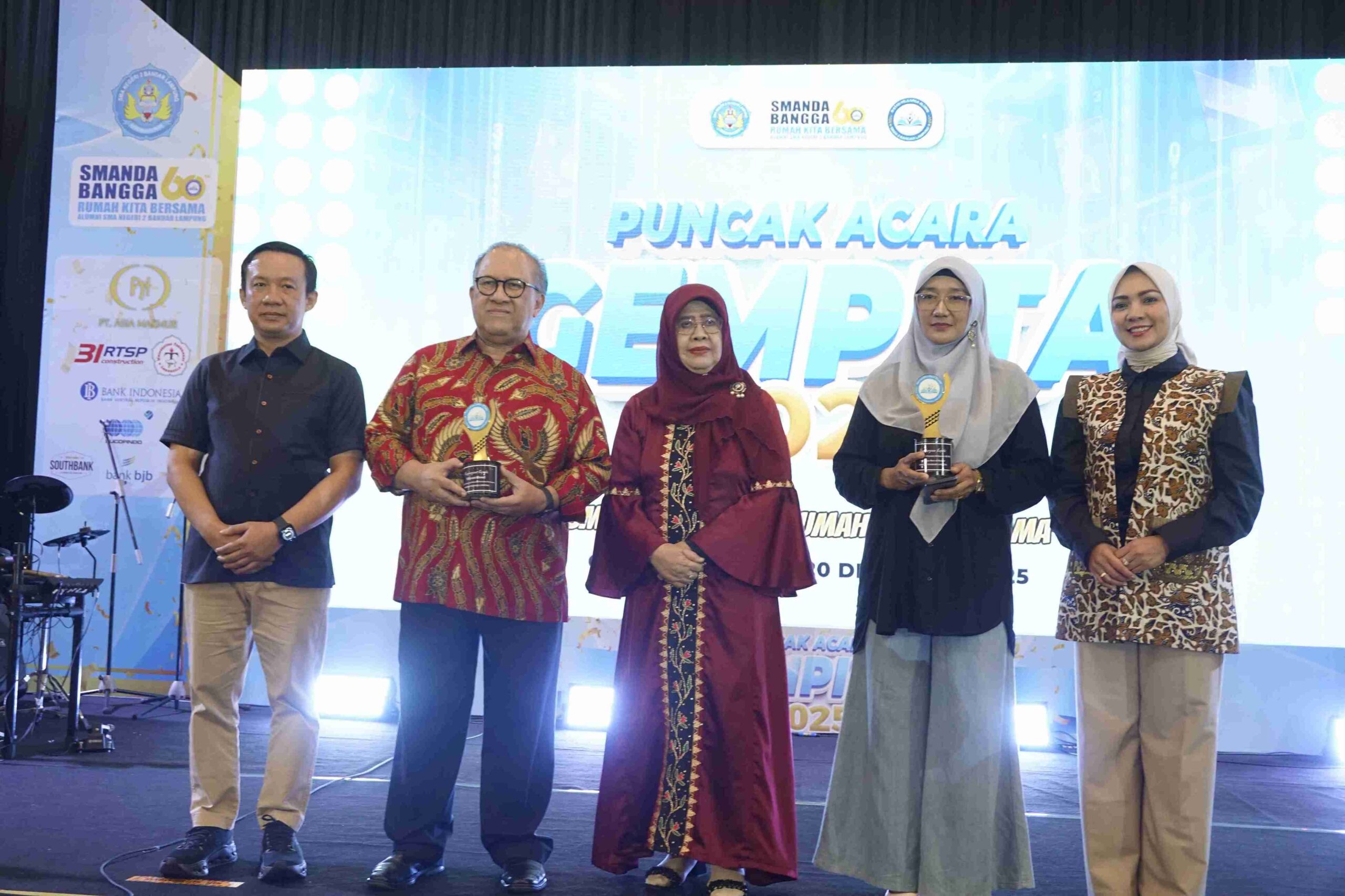  Thabranie Daud dan Dharma Setiawan Terima Penghargaan Malam Puncak HUT Ke-60 SMAN 2 Bandar Lampung