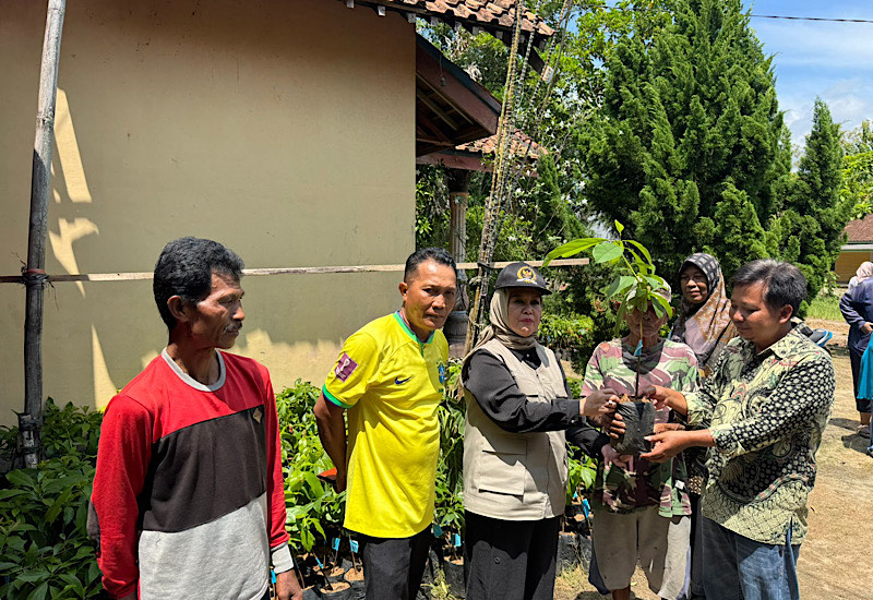 Reses di Marga Kencana, Dwita Ria Temui Taruna AUP dan Serahkan 1.000 Bibit Produktif