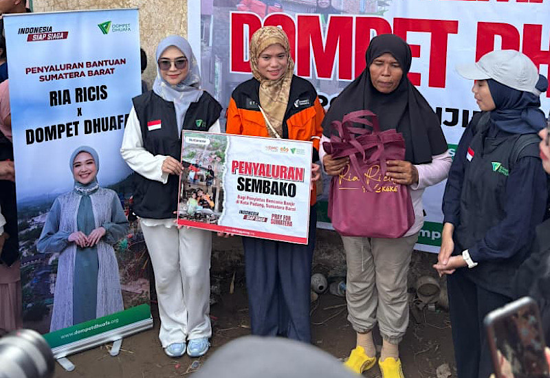  Ria Ricis Jadi Relawan Dompet Dhuafa, Ikut Salurkan Makanan dan Hibur Anak-Anak di Posko Koto Tangah Kota Padang