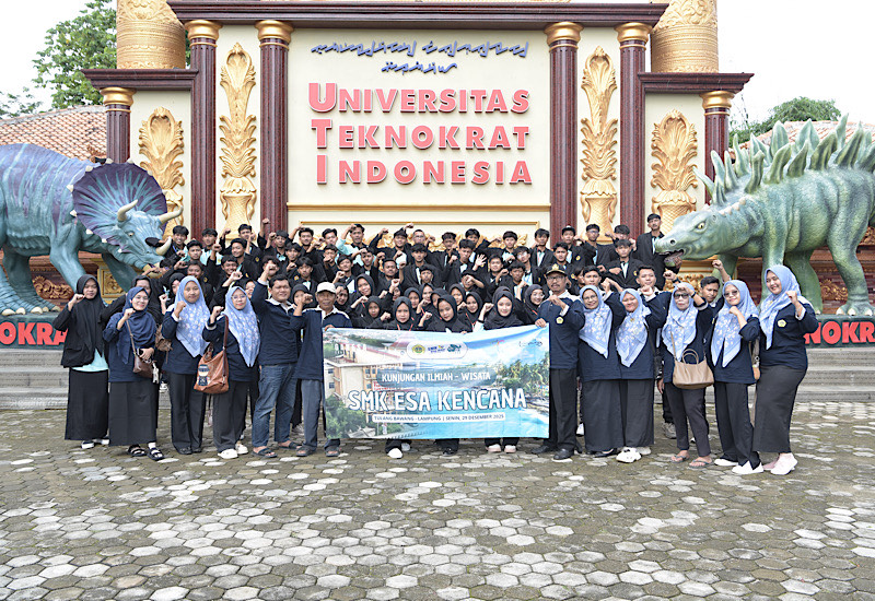 Mahasiswa Teknik Elektro Universitas Teknokrat Indonesia Berikan Edukasi Kendaraan Listrik kepada Mahasiswa dan Guru SMK Esa Kencana