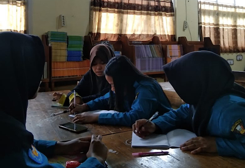  Siswi SMKN 1 Ngambur Belajar Jadi Penulis