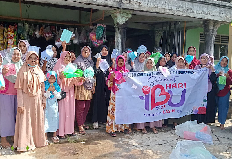  Salimah Purbolinggo Lamtim Maknai Hari Ibu dengan Berbagi Suvenir