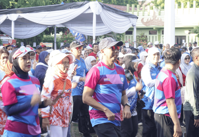  Gubernur Lampung Rahmat Mirzani Djausal Ikut Senam Bersama di Smanda Fun Walk 2025