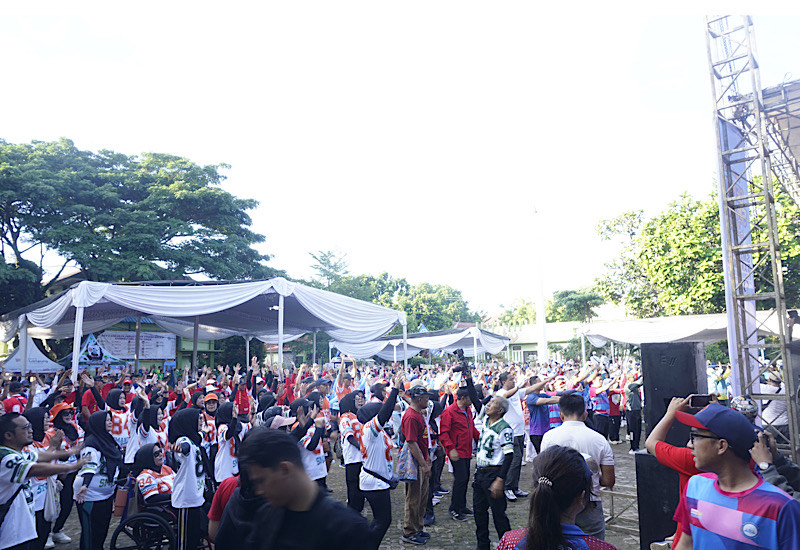  Gubernur Lampung Rahmat Mirzani Djausal Lepas Ribuan Peserta Smanda Fun Walk 2025