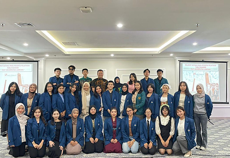  Mahasiswa Pendidikan Bahasa Prancis FKIP Unila Praktik Table Manner di Swiss-Belhotel
