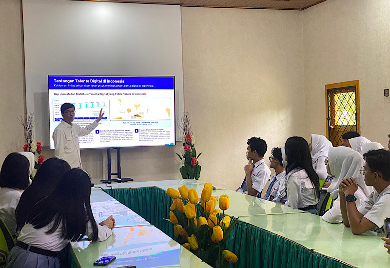  Achmad Adhitya Staf Khusus Wakil Presiden RI Apresiasi Makan Bergizi Gratis di SMAN 2 Bandar Lampung