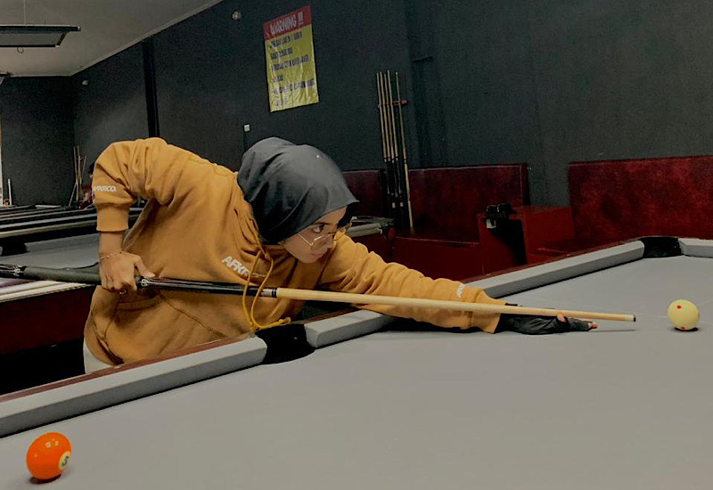  Main Biliar, Model Lampung Nabila Makin Cantik kala Membidik