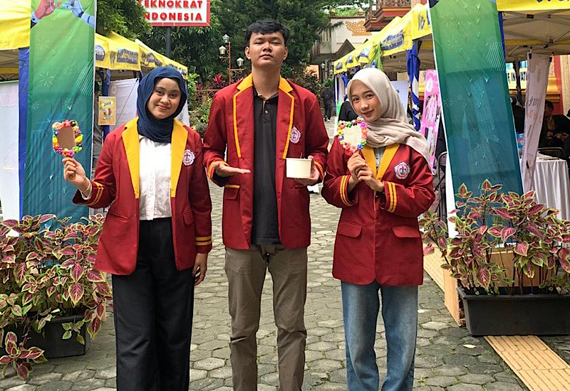 Mahasiswa Universitas Teknokrat Indonesia Inovasi Clay Mirror, Gabungkan Fungsi Cermin dengan Sentuhan Seni