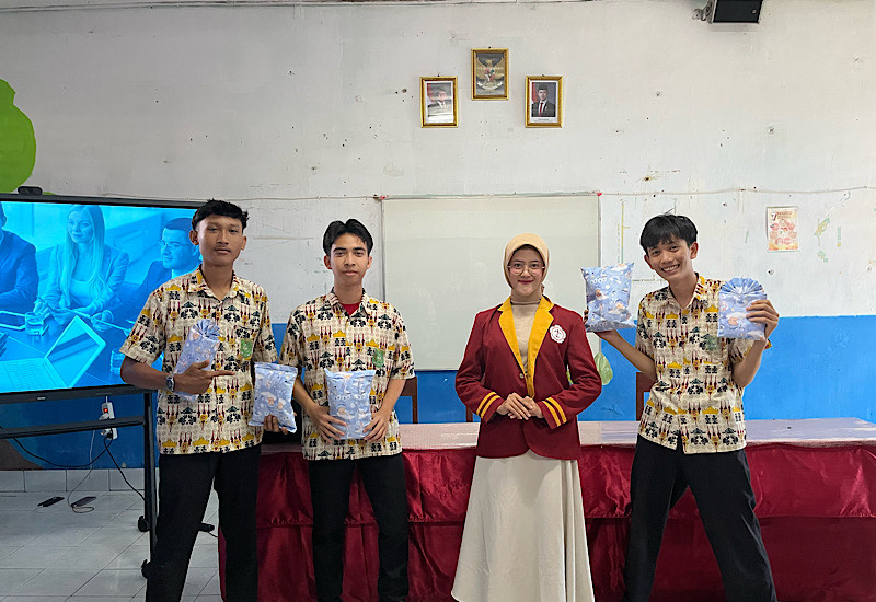 Universitas Teknokrat Indonesia Pelatihan Kesekretarisan dan Kesiapan Dunia Kerja di SMA Surya Darma 2 Bandar Lampung