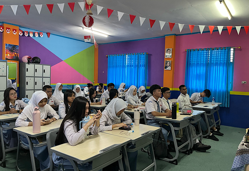  Mahasiswa Universitas Teknokrat Indonesia Bekali Siswa SMA Perintis 2 Etika Komunikasi Profesional dan Personal Branding Digital