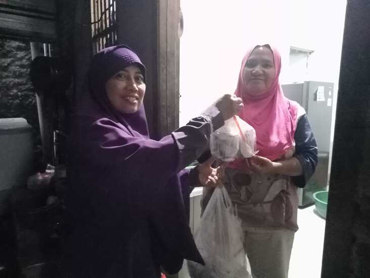 Salimah Se-Kota Metro Bagikan Makanan Sehat Berbuka Puasa