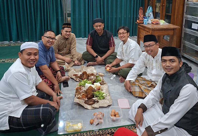  Dua Pimpinan DPRD Bandar Lampung Isi Malam Terakhir Ramadan dengan Iktikaf di Masjid Nurul Hidayah Smanda