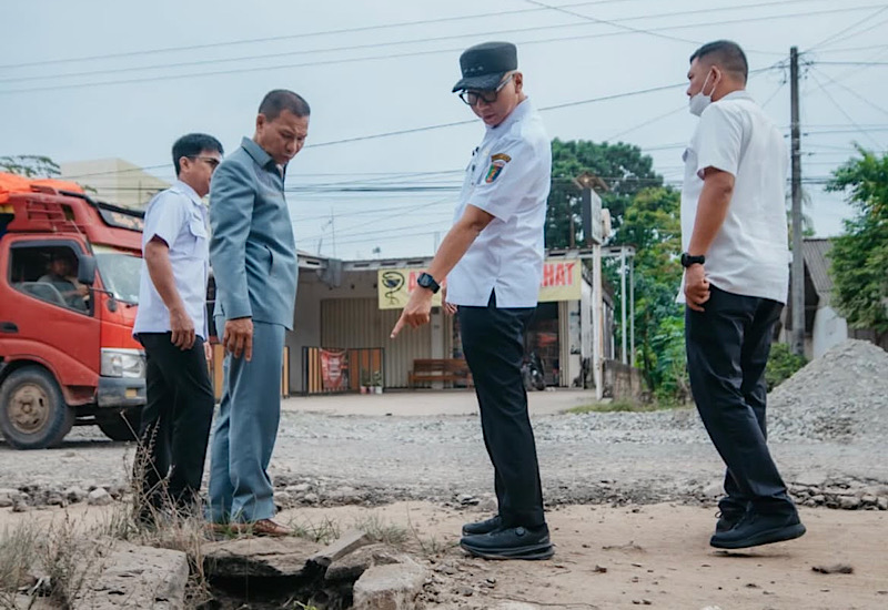 Tinjau Perbaikan Jalan Tulangbawang Barat, Gubernur Lampung Rahmat Mirzani Djausal Tekankan Pentingnya Drainase untuk Awetnya Aspal