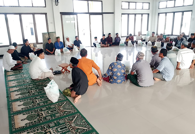  Ponpes Tahfidzul Quran Roudhotul Auliya Gelar Kajian Lailatulqadar dan Bagi Sembako di Kampung Agung Jaya