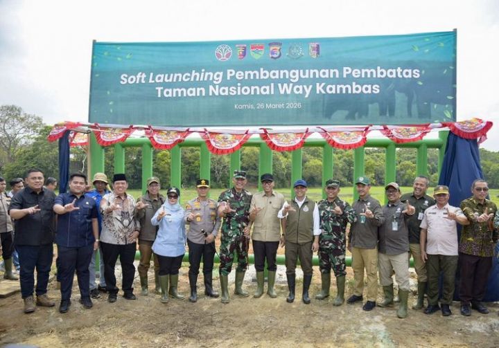 Atasi Konflik Manusia-Gajah, Menhut Raja Juli Antoni Luncurkan Pembatas di Taman Nasional Way Kambas