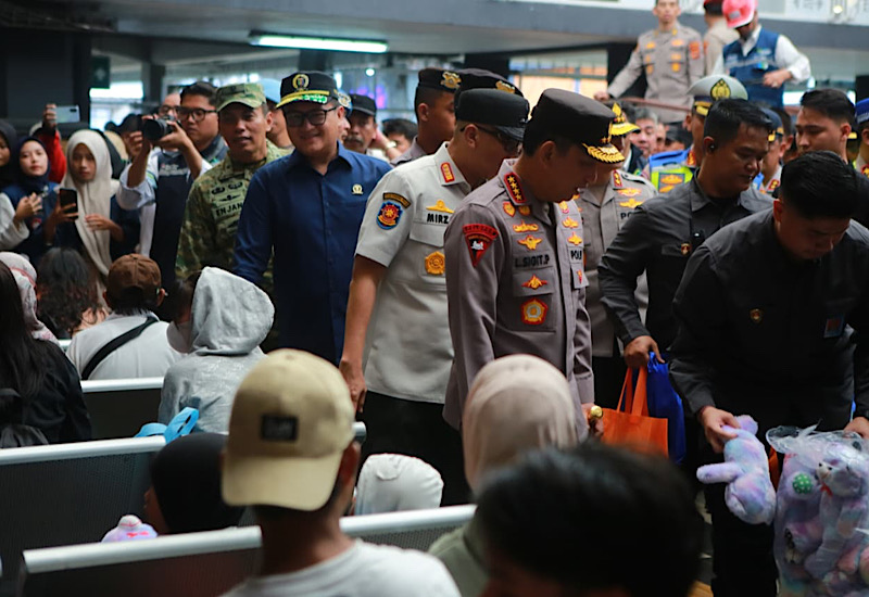  Ketua DPRD Lampung Ahmad Giri Akbar Dampingi Kapolri Tinjau Arus Balik di Pelabuhan Bakauheni