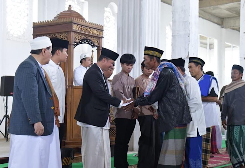  Ketua Badan Pengelola Masjid Al-Hijrah Kota Baru Nasrullah Yusuf Bagikan Bingkisan dan Tunjangan Hari Raya untuk Para Pekerja