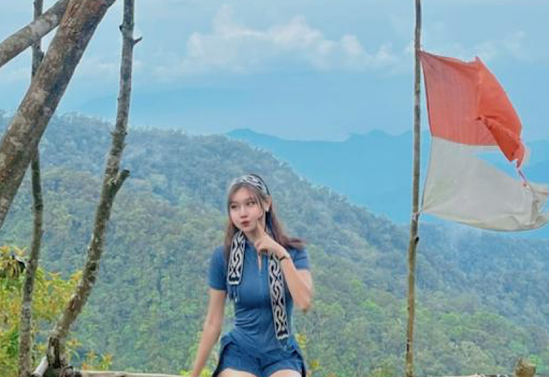  Nikmati Keindahan Alam Pesawaran, Model Lampung Ayu Manda Sari Jelajahi Gunung Kantong Semar