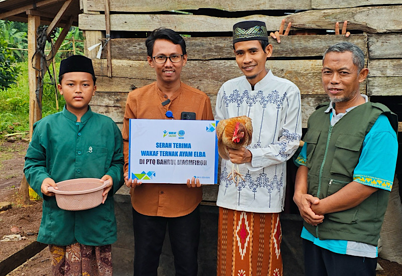  LAZDAI Salurkan Wakaf Produktif Ayam Elba ke Pondok Tahfiz Quran Bahrul Maghfiroh Natar