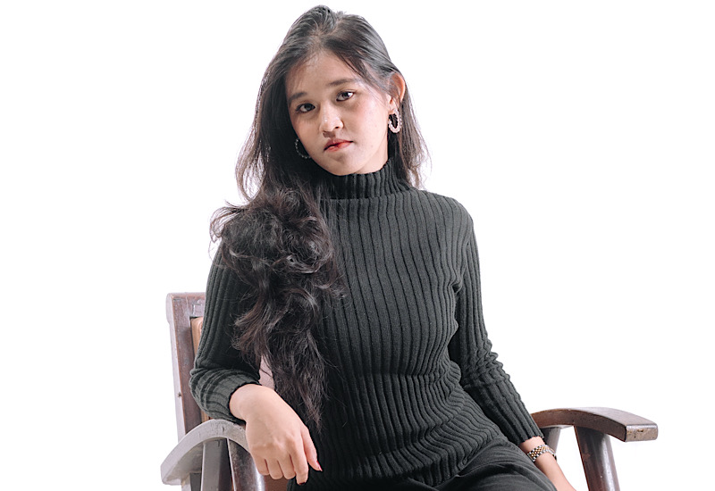  Pesona Elegan dalam Kesederhanaan, Model Lampung Kesya Safwana Tampil Memukau di Either Studio