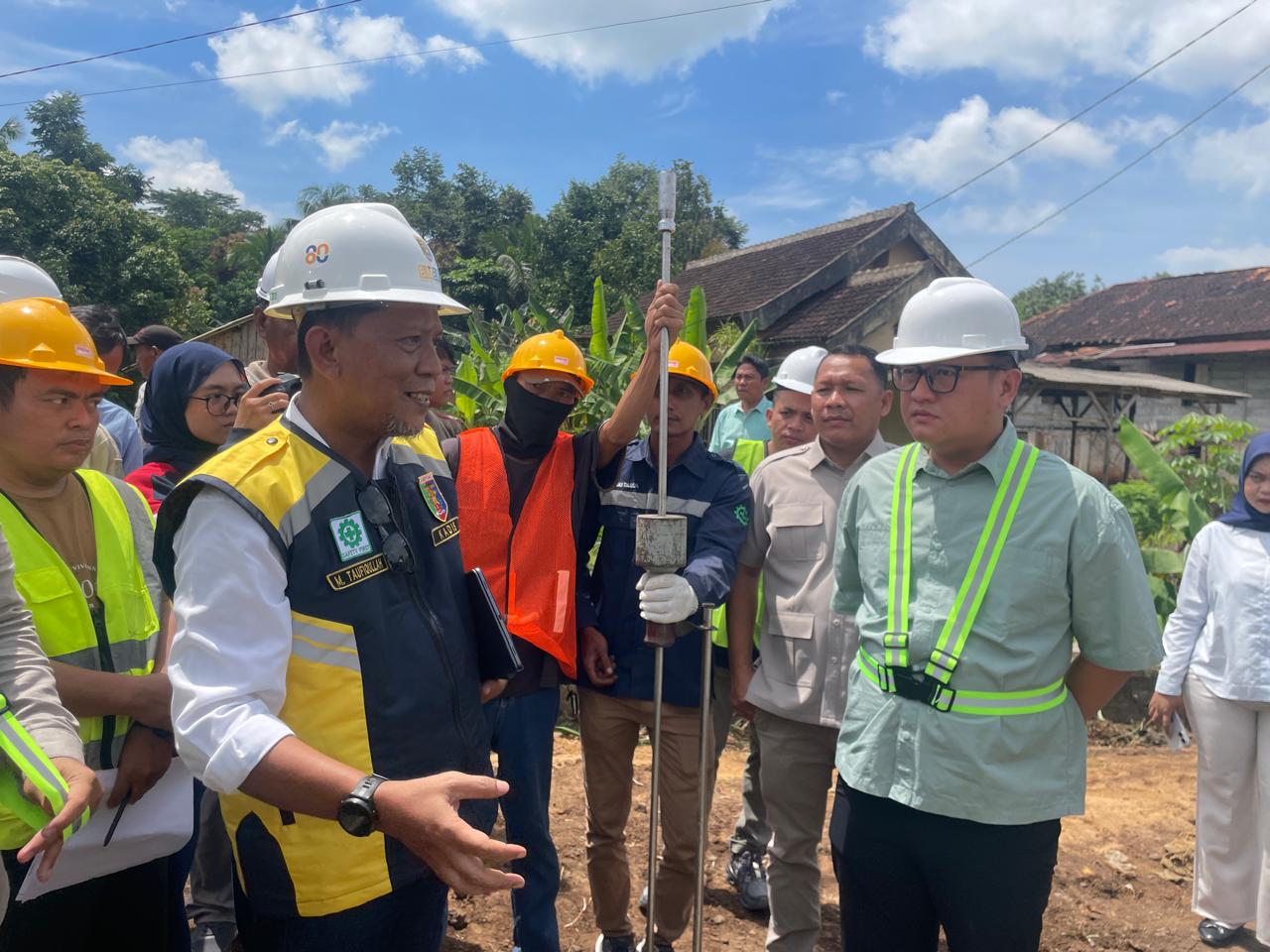  Dukung Infrastruktur, Ketua DPRD Lampung Ahmad Giri Akbar Tinjau Langsung Peletakan Batu Pertama Perbaikan Ruas Jabung-Simpang Labuhan Maringgai