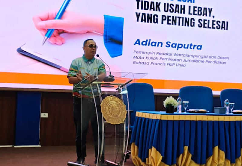  Pemred Wartalampung Adian Saputra Berbagi Tips Menulis Esai Jurnalistik di UMM