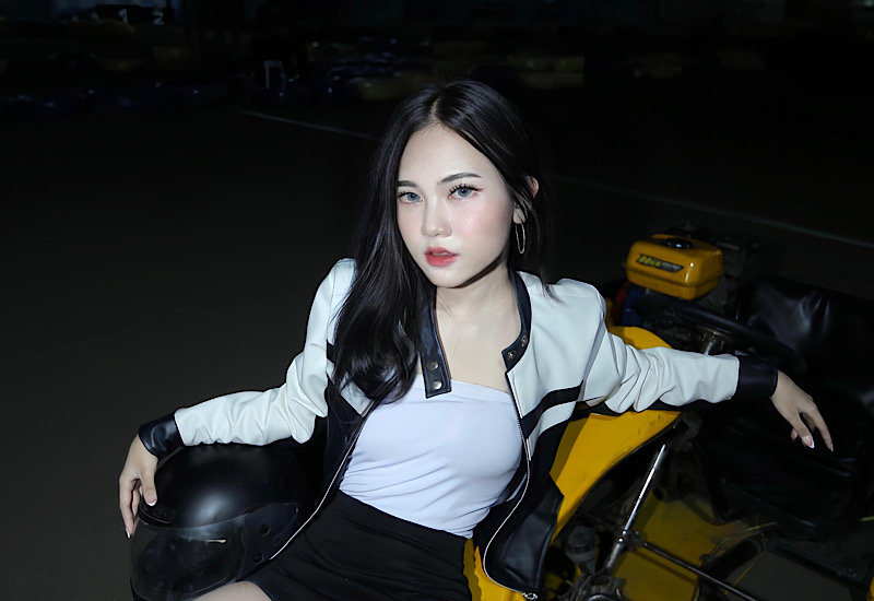  Gaya Sporty Night Vibes Diyah Astuti, Model Lampung yang Tampil Classy di Lintasan Gokart