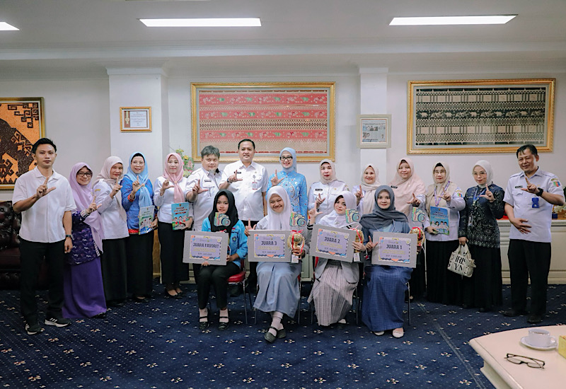  Wagub Lampung Jihan Nurlela Serahkan Modul Apel Tematik dan Hadiah Lomba Video Kreatif Inisiasi Dinas PPPA