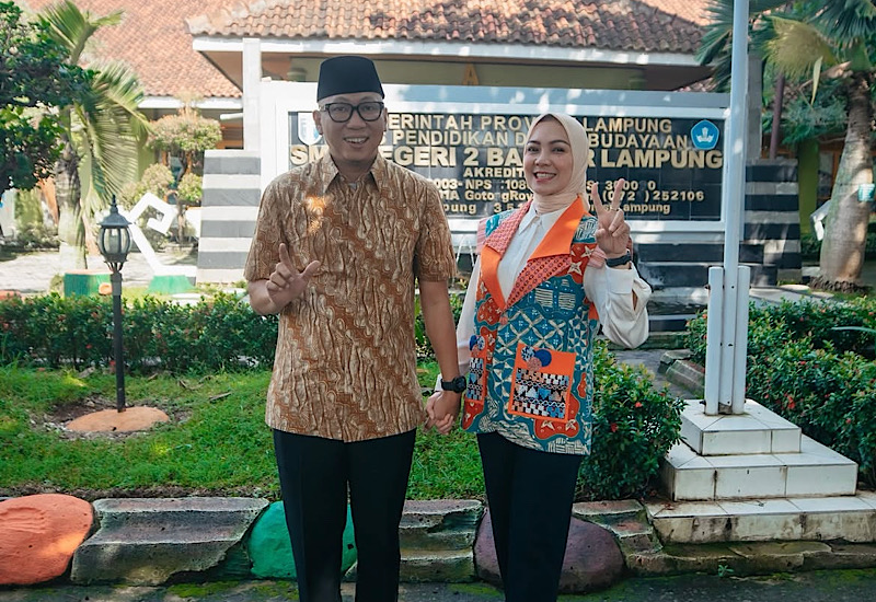  Rahmat Mirzani Djausal dan Purnama Wulan Sari Ambil Rapor Anak di SMAN 2 Bandar Lampung
