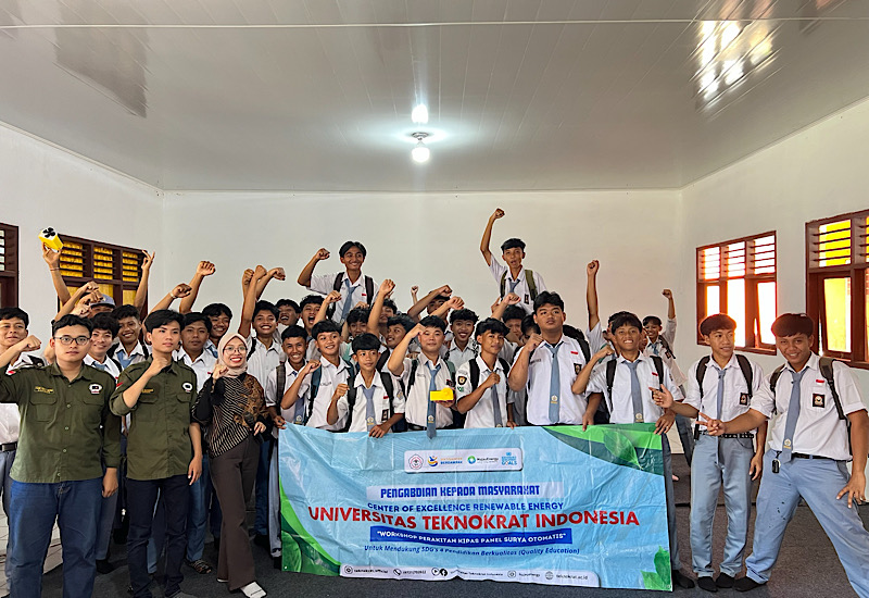 Universitas Teknokrat Indonesia Pengabdian Bertajuk Energi Terbarukan di SMK Mitra Bhakti Bandar Sribhawono