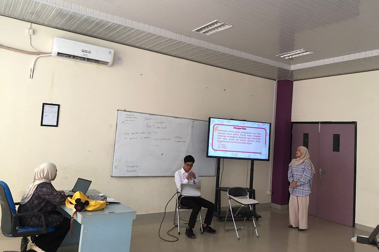 Singkat Belum Tentu Jelas: Menimbang Ulang Tren Abréviation