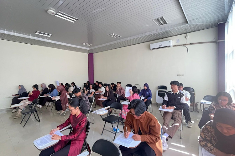  UAS Prodi Pendidikan Bahasa Prancis FKIP Unila, Riza Harani Bangun: Rajinlah Belajar, Kurangi Durasi Tatap Layar Ponsel