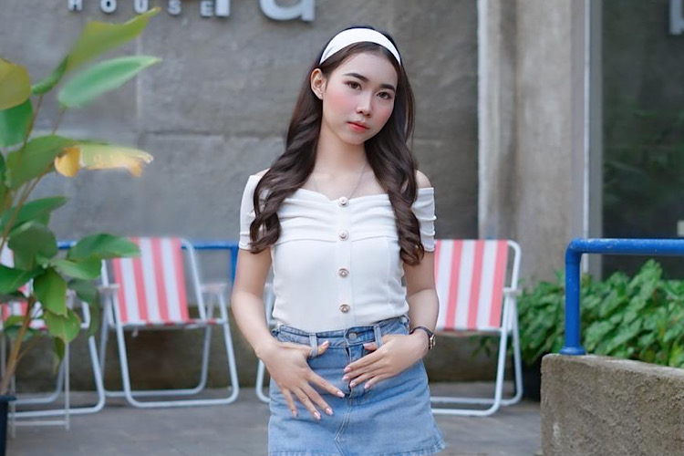  Cantik & Imut! Intip Gaya Model Lampung Dhea Sandrina Tampil Percaya Diri Pakai Rok Jeans