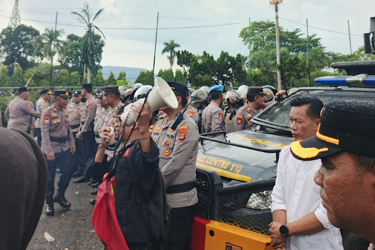  Diguyur Hujan, Aliansi Mahasiswa Lampung Bertahan di Depan Gerbang DPRD Lampung