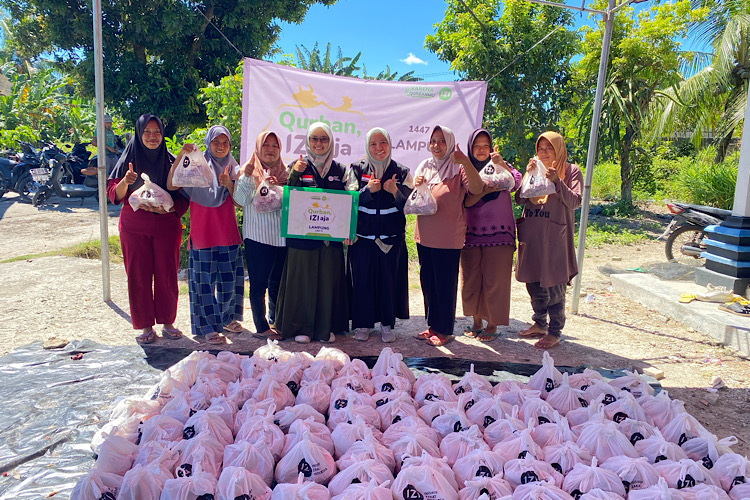  IZI Lampung Salurkan 17 Hewan Kurban dan Sedekah Daging di Desa Bali Agung