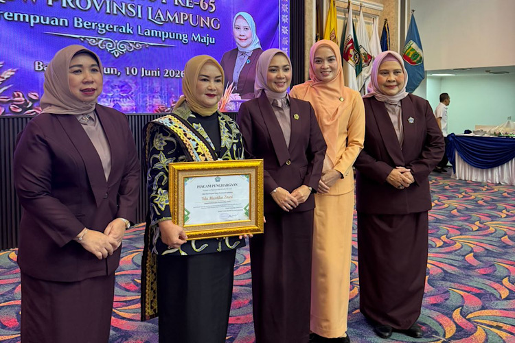  Dwita Ria Wakili Almarhumah Ida Mustika Zaini Terima Penghargaan Tokoh Perempuan BKOW Lampung