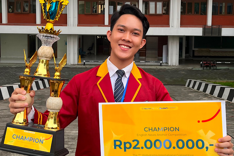  M Azra Lilam Putra Mahasiswa Sastra Inggris Universitas Teknokrat Indonesia Juara I Newscasting Widyatama International Competitions 2026