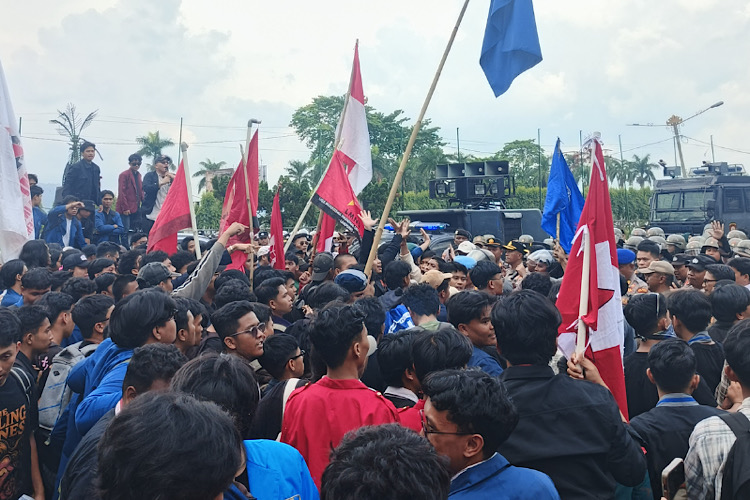  Aliansi Mahasiswa Lampung Demo Depan Gerbang DPRD, 2 Mobil Water Cannon Disiagakan
