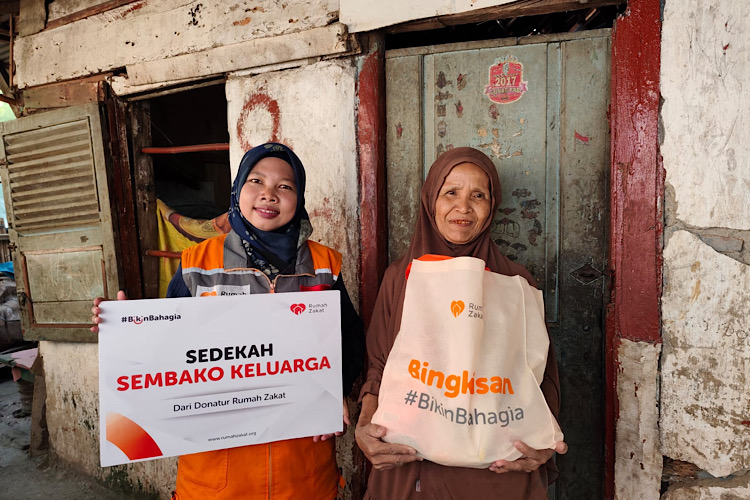  Rumah Zakat Salurkan Bantuan Sembako untuk Warga Keteguhan Telukbetung Timur