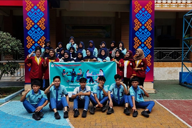  Mahasiswa Universitas Teknokrat Indonesia Edukasi Siswa SMA Perintis 2 Bandar Lampung Melalui Program Converting Business Meeting
