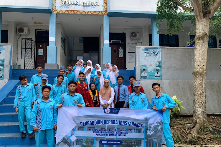  Universitas Teknokrat Indonesia Pelatihan Administrasi Perkantoran dan Customer Service di SMKN 9 Bandar Lampung