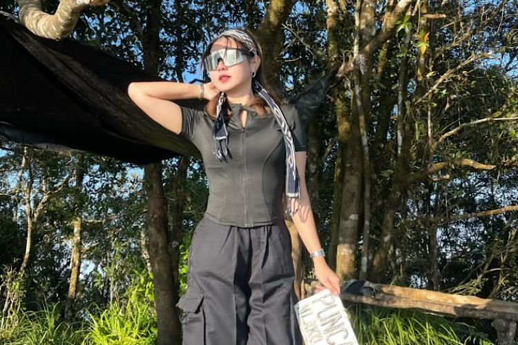 Model Lampung Ayu Manda Sari Taklukkan Puncak Seribu Gunung Pesawaran