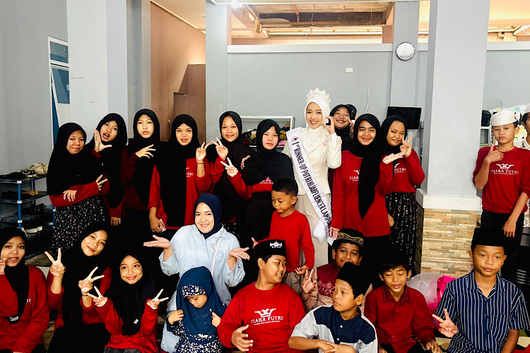  Edukasi #CyberAkhlak, Putri HijabFluencer Lampung Gerilyana Tryo Putri Kunjungi Panti Asuhan